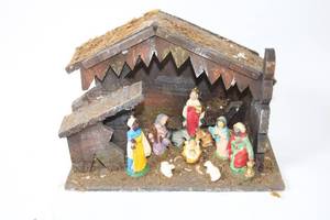 lot 104 image: Vintage Nativity Scene with Stable and Figurines
