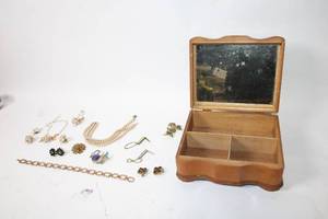 lot 106 image: Vintage Jewelry Box with Assorted Costume Jewelry Collection