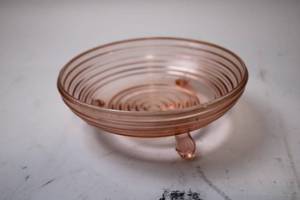 lot 122 image: Pink Depression Glass Footed Bowl with Ribbed Design