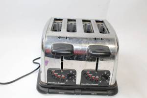 lot 157 image: Hamilton Beach 4-Slice Toaster with Chrome Finish