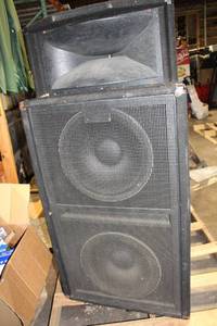 lot 200 image: Peavey SP-4 Sound Reinforcement Speaker System