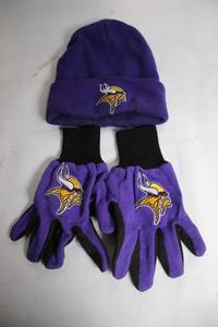 lot 249 image: Minnesota Vikings Reebok Beanie and Glove Set