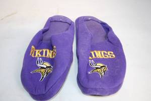 lot 255 image: Minnesota Vikings Slippers with Logo Design