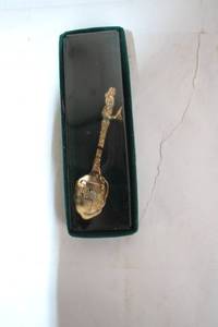 lot 277 image: Vintage Weeki Wachee Souvenir Spoon with Display Case