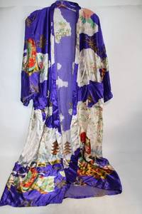 lot 310 image: Silk Kimono Robe with Traditional Japanese Patterns