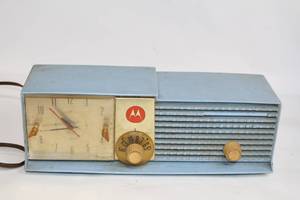 lot 328 image: Vintage Motorola Volumatic Model 57CD Clock Radio