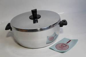 lot 371 image: Wear-Ever 5 Qt Aluminum Stock Pot with Lid