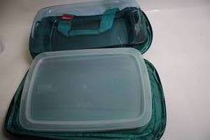 lot 401 image: Pyrex 3qt Glass Baking Dish with Lid and Insulated Carrier