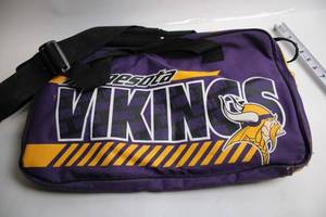 lot 415 image: Minnesota Vikings Team Duffel Bag