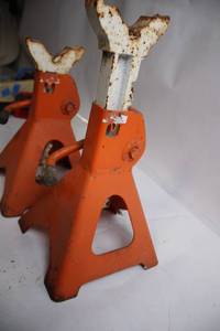 lot 422 image: Pair of Heavy Duty Orange Jack Stands
