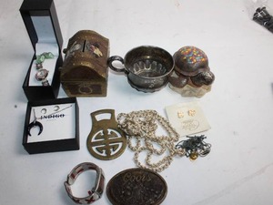 lot 466 image: Collection of Vintage Jewelry and Decorative Items