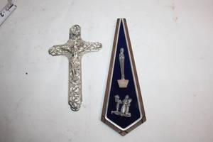 lot 481 image: Decorative Silver Cross and Religious Plaque Set