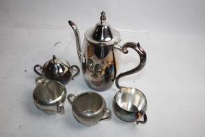 lot 490 image: Vintage Silver-Plated Tea Set with Teapot and Sugar Bowl