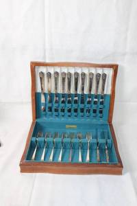 lot 210 image: Vintage Wm. Rogers & Son Original Silverplate Flatware Set with Wooden Case