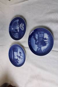 lot 213 image: Set of 3 Vintage Blue and White Collector Plates