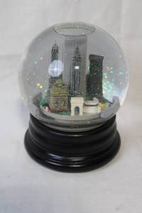 lot 226 image: New York City Skyline Snow Globe with Twin Towers