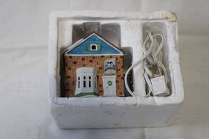 lot 228 image: Ceramic Apothecary House Night Light with Cord