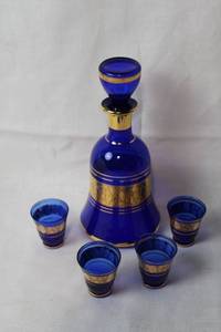 lot 231 image: Vintage Blue and Gold Moroccan Style Decanter with 4 Matching Glasses