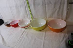 lot 256 image: Set of 5 Assorted Vintage Nesting Bowls