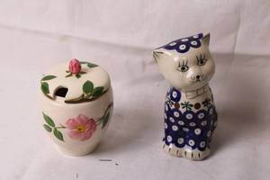 lot 281 image: Vintage Ceramic Cat Figurine and Stangl Floral Sugar Bowl