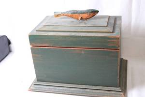 lot 286 image: Vintage Wooden Fish Decor Storage Box
