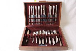 lot 313 image: Vintage Silver Plated Flatware Set with Wooden Case