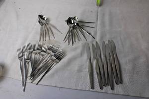 lot 357 image: Stainless Steel Cutlery Set - 18 Pieces