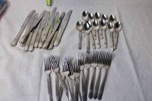 lot 363 image: Set of 30 Silver Plated Flatware Pieces - Knives, Forks, Spoons