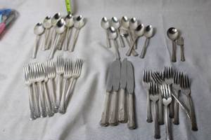 lot 367 image: 32-Piece Vintage Silver-Plated Flatware Set