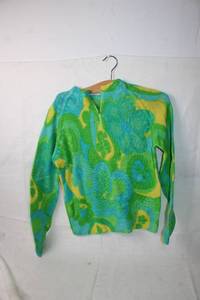 lot 386 image: Vintage 100% Wool Floral Sweater Made in Hong Kong - Size 36