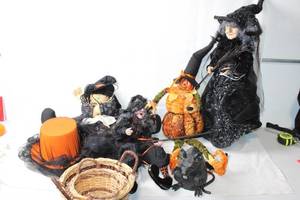 lot 392 image: Set of Halloween Witch Figurines and Accessories