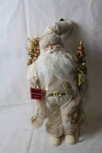 lot 413 image: Vintage Christmas Santa Claus Figurine with Gold Accents