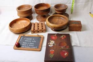 lot 433 image: Collection of 8 Vintage Wooden Items Including Bowls and Decor Pieces