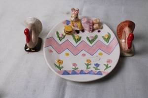 lot 446 image: Easter-Themed Ceramic Napkin Rings and Plate