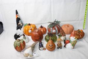 lot 453 image: Collection of 14 Autumn Decor Items Including Pumpkins and Gnomes