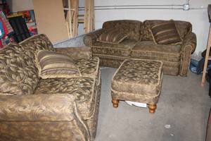 lot 465 image: Set of 3-Piece Floral Upholstered Furniture with Sofa, Loveseat, and Ottoman