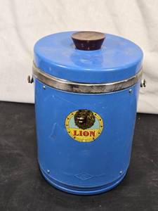 lot 15 image: Vintage Lion Brand Blue Metal Bucket with Lid