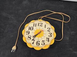 lot 18 image: Vintage General Electric Wall Clock with Floral Design model number 2197A