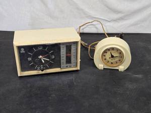 lot 19 image: Lot of Vintage Clocks Including General Electric and Sessions Models