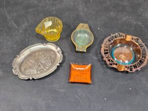 lot 29 image: Lot of Vintage and Souvenir Trinket Dishes and Ashtrays