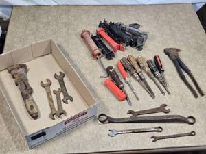 lot 98 image: Assorted Vintage Hand Tools