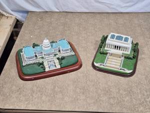 lot 130 image: Set of Architectural Models of US Landmarks of the United States Capitol and the Lincoln Memorial by The Danbury Mint.
