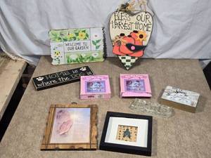 lot 58 image: Decorative Plaques and Signs such as Welcome to Our Garden, Bless Our Harvest Home, Home is where the Dog is,