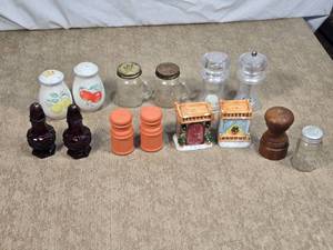 lot 61 image: Vintage Salt and Pepper Shakers