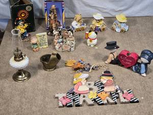 lot 77 image: Figurines, Bears, and Decorative Items