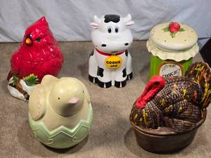 lot 88 image: Decorative Cookie Jars in Animal Shapes