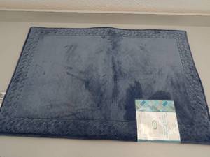 lot 106 image: Bath Rug