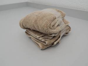 lot 109 image: 4-piece hand towel set