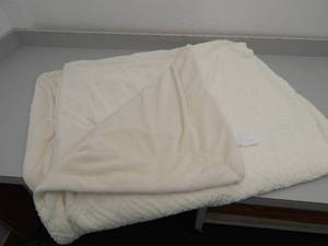 lot 113 image: Fuzzy white throw blanket