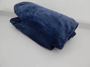 lot 114 image: King throw blanket